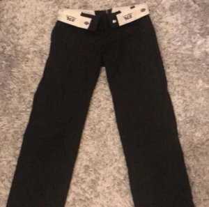 Dickies 874 - Säljer dessa nya dickies byxorna, som har använts ca 2 gånger. Superbra skick! Modellen är 874🥰 Storlek 29/30 men skulle säga passar xs/s/liten M. Köparen står för frakt.