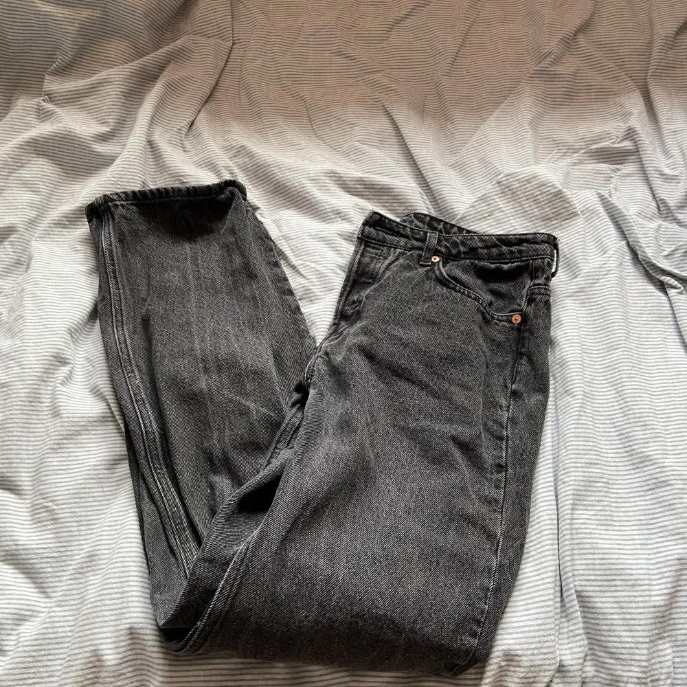 Svarta jeans från weekday i modellen ”pin mid”!💓 stl w29l32 köpta för 590 förra året. Sista bilden är hur de ser ut i en annan färg på modellen . Jeans & Byxor.