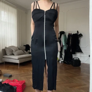 Svart klänning korsett - Storlek 38 - 40. Passar M och L. Möts i Stockholm eller fraktar. 🖤