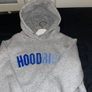 Hoodrich dress  - Hoodrich tracksuit grå, finns inte kvar i hemsidan ,väldigt fin, använd 7 Max, helt ny, bra pris.
