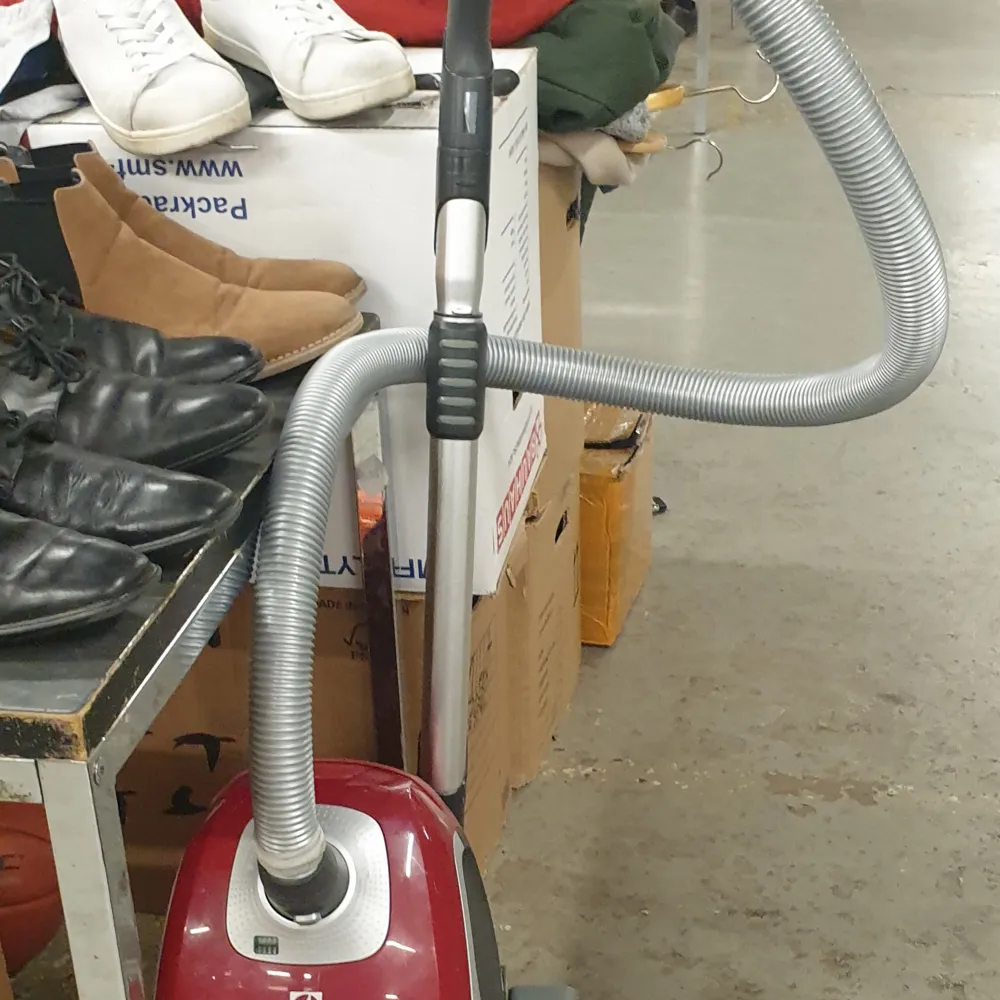 A wheeled portable vacuum cleaner. Accessoarer.