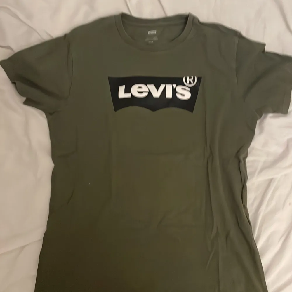 Tröja från Levis bra skick, Lite sliten . T-shirts.