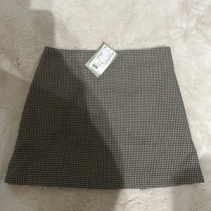 Fin A skuren kjol aldrig använd - Fin A skuren kjol aldrig använd med prislapp