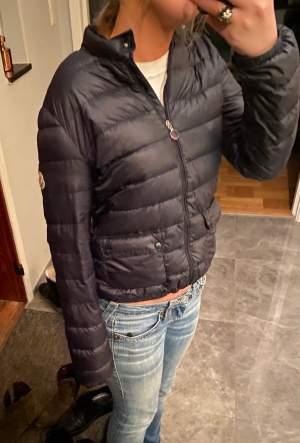 Intressekoll på min jättefina moncler jacka. Den är väl använd men inga defekter. Det står 14 år 164 cm men dekor säga att den passar S 