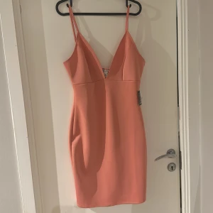 Festklänning i aprikos  - Festklänning från Nelly aldrig använd i färgen aprikos
