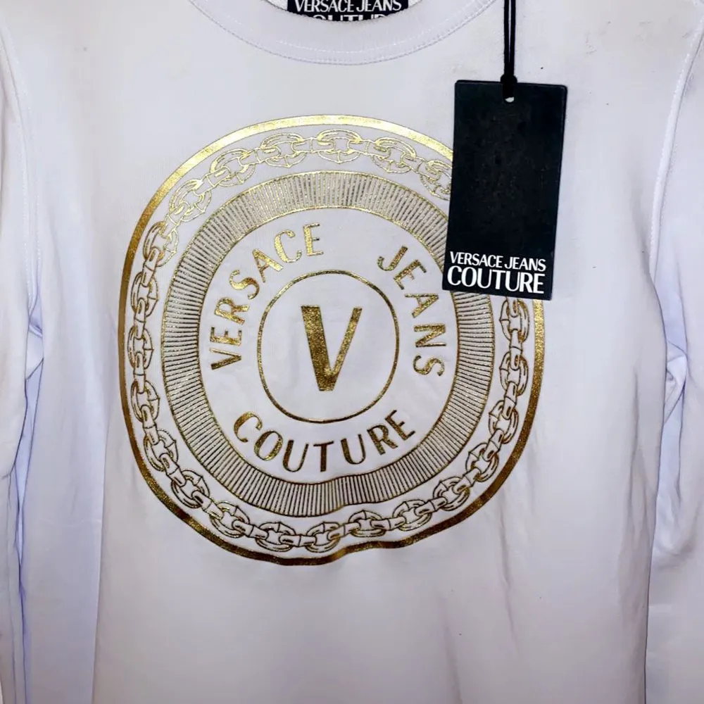 Versace kofta, aldrig använd, äkta från butik med prislapp på. . Tröjor & Koftor.