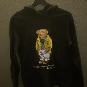 Säljer nu min ralph lauren luvtröja eftersom jag har växt ur den jag köpte den från kidsbrandstore och den är i 9/10 cond den är i storlek 160 vilket motsvarar xs om du vill ha mer information så kan du skriva till mig i dm