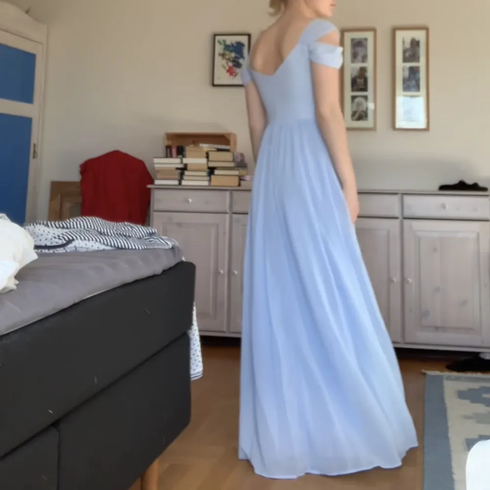 Underbar ljusblå tyll klänning, faller väldigt fint! Aldrig använd endast testad! Jag är 167 lång. Hittade en annan förra året därav användes ej denna.. Klänningar.