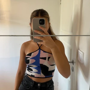 Topp - Flerfärgad topp som man knyter i nacken. Kommer ifrån monki och har endast använt den två gånger 