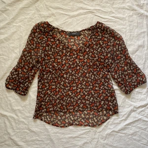 Vintage Filippa K  - Super snygg vintage mesh topp med 3/4 ärm från Filippa K. Strl M men mer än XS/S. Köparen står för frakt! 🌟