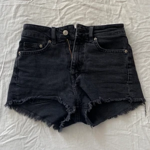 Svarta jeansshorts  - Säljer dessa skitsnygga svarta jeansshorts från hm! Säljer pga att dem är försmå! Köptes förra sommaren, jag har använt de mycket men är i ett bra skick! Köparen betalar frakten men priset kan diskuteras!☺️ Kläderna kommer såklart tvättas innan de säljs!💕💕