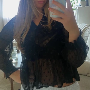 Svart blus från Zara!! - Så fin svart blus från Zara i storlek S!!🖤🖤 köpare står för frakt!!