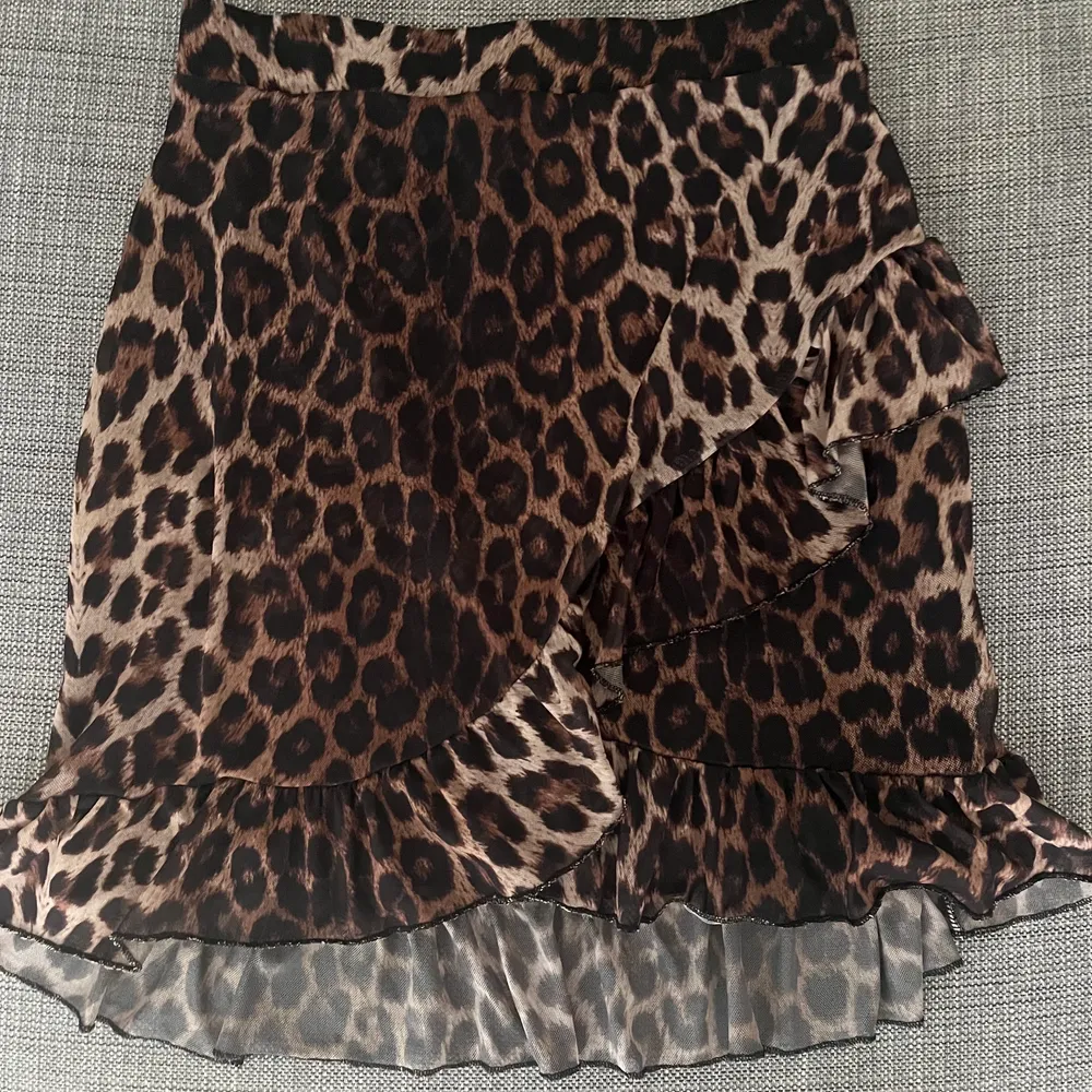 En leopardmönstrad kjol köpt från Nelly sommaren 2020 i storlek S (passar xs också). I bra skick och bara använd 2 gånger. Du står för frakt.. Kjolar.