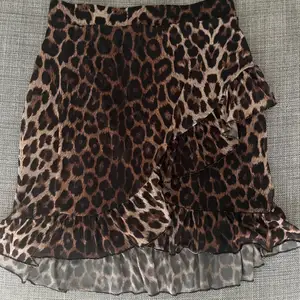 En leopardmönstrad kjol köpt från Nelly sommaren 2020 i storlek S (passar xs också). I bra skick och bara använd 2 gånger. Du står för frakt.