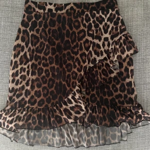 Leopard kjol med volanger - En leopardmönstrad kjol köpt från Nelly sommaren 2020 i storlek S (passar xs också). I bra skick och bara använd 2 gånger. Du står för frakt.