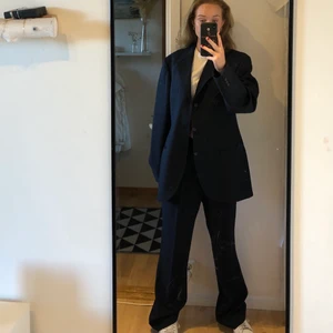 Kostym - Marinblå kostym som jag säljer för 200+frakt. Står ingen storlek men skulle tippa på L. Hör av dig om du är intresserad🥰