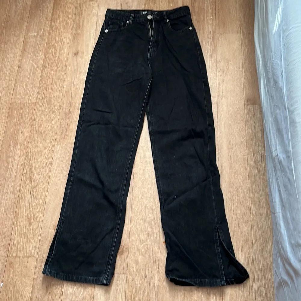 Säljer dessa straight jeans från new New yorker då de inte kommit till användning senaste tiden. Köparen står för frakten. Jeans & Byxor.