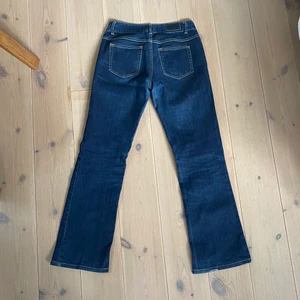 Lågmidjade Jeans  - Lågmidjade jeans med fina sömmar!! Dom sitter rakt/bootcut☺️