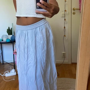 Lågmidjad kjol!!💌 - Lågmidjad långkjol!! Jättefin ljusblå färg!🕺🏼🕺🏼💕