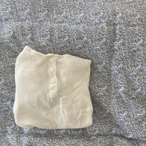 Somrig t-shirt  - Vit somrig secondhand t-shirt med knappar och urringning från Monki 🌾