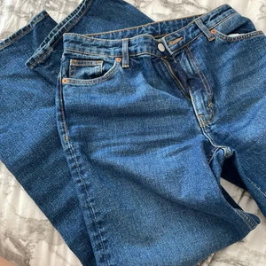 Jeans  - Marinblåa jeans  Hög/mid midjade  Utsvängda  Från monki  ⚠️NYA⚠️  Pris kan diskuteras vid snabb  äffär!!  tvättas såklart alltid innan leverans!!  