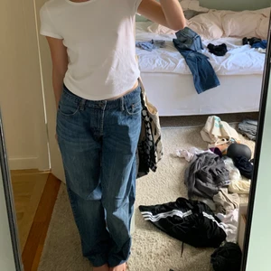 Lågmidjade jeans  - Ett par lågmidjade jeans som är supersköna! De är insydda i rumpan, kan skicka bild ifall man vill :) dem passar flera storlekar beroende på hur man vill att de ska sitta :) 