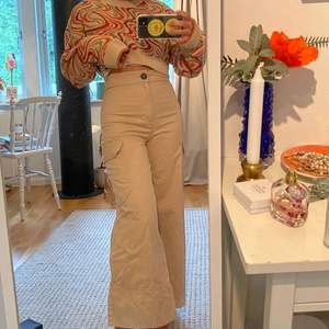 Populära cargo-pants från monki! Superbra skick, snygg beige färg. Passar bra på mig som är 157cm 🌿