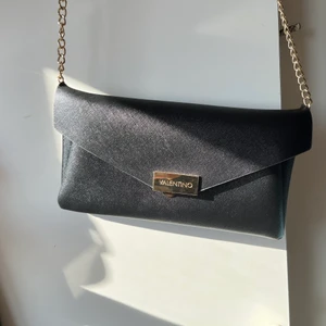 Valentino shoulder bag - Intressekoll- Valentino axelremsväska - riktig, använd fåtal gånger. Köpt 1200kr. SUPERFINT skick! 