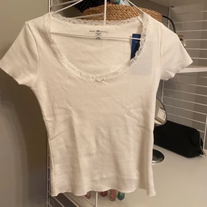Söt topp från brandy Melville  - Säljer denna söta toppen från brandy Melville. Använda några gånger så i nyskick!