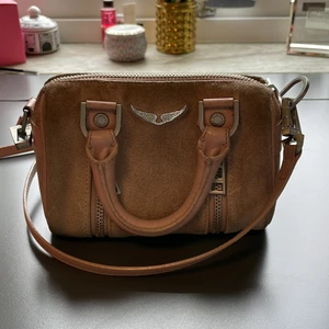 Rosa Zadig Voltaire väska 💓 - Jättefin rosa sunny bag från Zadig Voltaire, köpt på Vestiaire. Den är väldigt smutsig därav priset. Dustbag medföljer ❤️ den rosa färgen är starkare i verkligheten!💕 silvret har gått bort lite på metallen☺️☺️