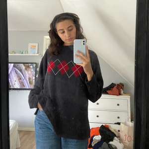 Stickad tröja  - Jättesöt stickad tröja med mönster på framsidan köpt secondhand💙 supermjuk och fin och perfekt till höst💙 passar perfekt till jeans men även svarta kostymbyxor💙 brukar kalla den min morfar-tröja🤪