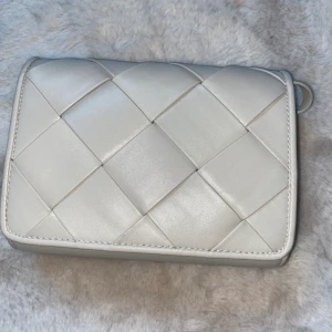 Fin  väska  - Helt oanvänd Cream färgad väska 