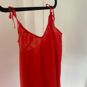 Röd långklänning - Röd långklänning från Hm i linneliknandematerial. 