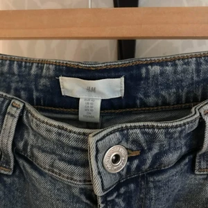 Nya vida jeans från H&M - Ett par nya H&M jeans, vida, storlek 42, urtvättad blå kulör, köpets på rean, köpte fel storlek. Mycket gott skick.