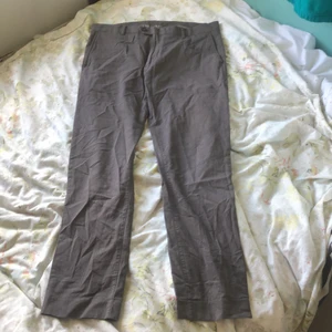 Bruna chinos/kostymbyxor - Bruna byxor köpta second hand, använda ett par gånger men inga tydliga defekter, bara ett fåtal tecken på användning. Kan mötas upp på Södermalm, annars betalar köparen för frakten.