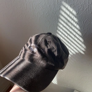 Vintage keps - Kepsen är ej smutsig och gammal (även ifall det ser ut så) utan den blev köpt för att se vintage ut! Helt oanvänd och säljer eftersom den inte passar mig med mitt fluffiga hår. 