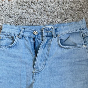 Jeans - Säljer mina Gina jeans men hål på knäna! Väldigt fin skick då jag knappast använt dom❤️
