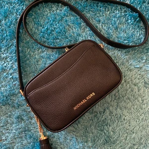 MICHAEL KORS - Säljer min Michael Kors väska då dej ej kommit till användning, svart söt med gulddetaljer och en tassel