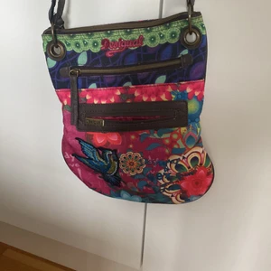 Desigual väska - Desigual väska som är använd och därför säljer jag den för 35kr