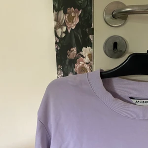 Lila collegetröja - Bekväm lila collegetröja från Monki. Storlek S. 50 kr + frakt💕