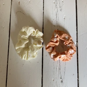 Hårsnodd/armband från SHEIN  - 2 st hårsnoddar/armband.   Frakten blir 13kr.   Oanvända!!