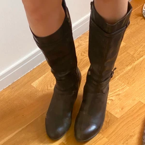 Svarta höga boots - Svarta höga boots med detaljer och en klack 💄 Använd max 2 gånger ✨ Skriv för frågor!