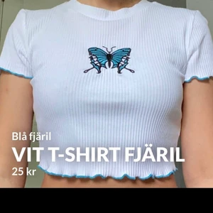 Vit topp med tryck - Vit topp med blått fjärils tryck. Sitter tight och är croppad. Storlek xs. Aldrig använt!