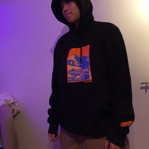 Fet hoodie  - Skitsnygg hoodie i bra skick. Frakten tillkommer. 🏕