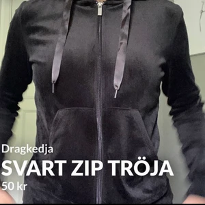 Svart zip tröja  - Svart dragkedje tröja med luva. Sitter ganska tight. Mjukt och lent material. Storlek xxs. Använt många gånger men bra skick.