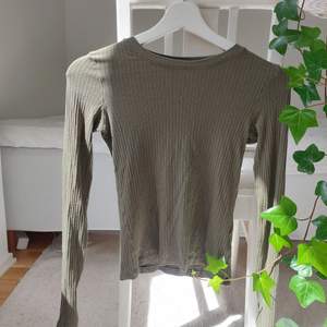 Jättesnygg grön ribbad tröja från monki💓 Perfekt till hösten! Är en anings nopprig.