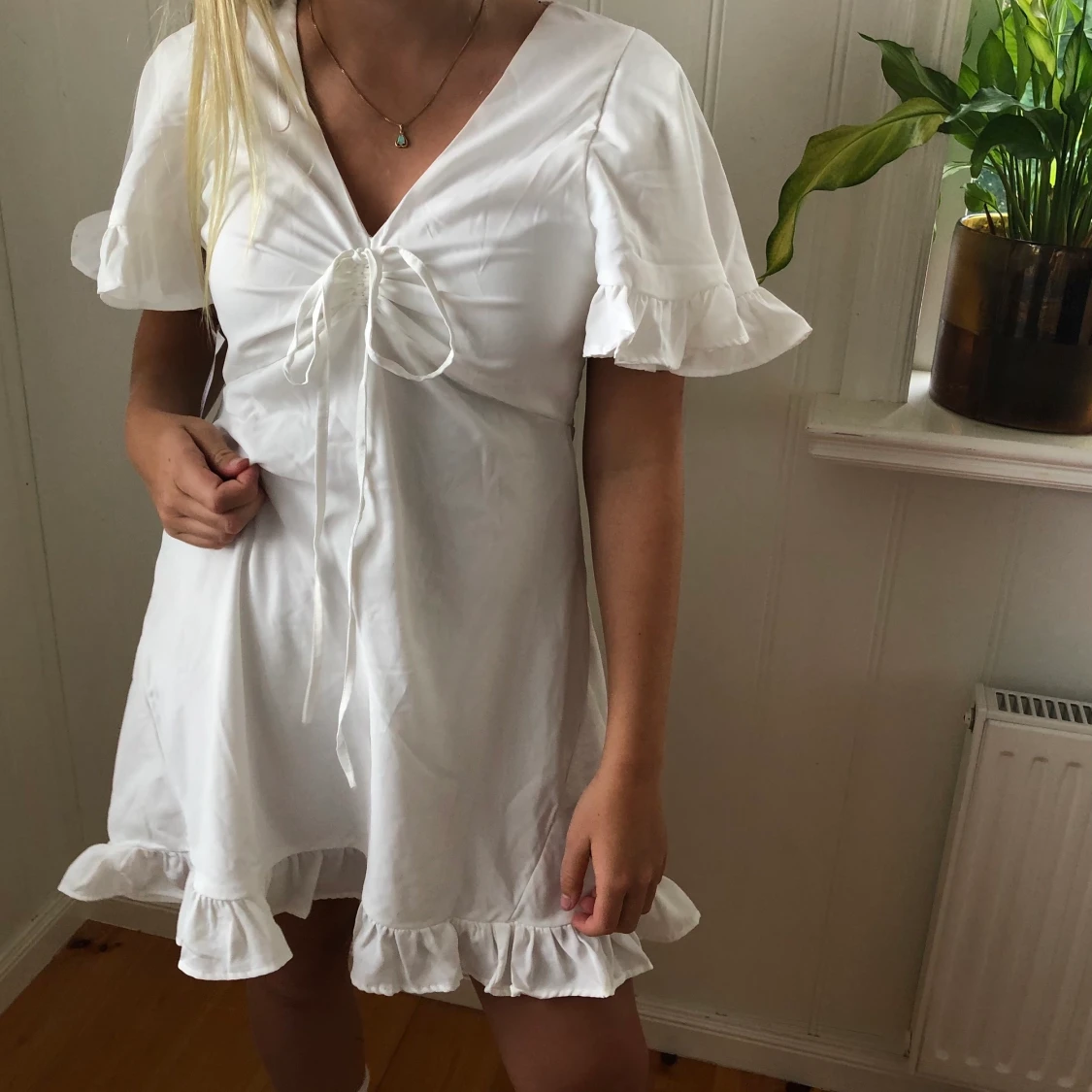 Vit klänning med volanger köpt från NLY stl M