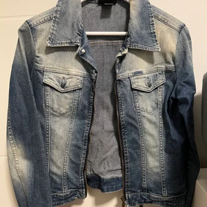 Jeansjacka - Jeansjacka från Märket diesel. I ny skick. Storlek L men den är liten i storlek, känns som M.