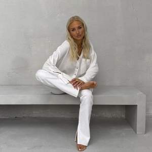 Vita jeans med fin slits nertill från Gina Tricot som Lovisa Worge frontade, lite skrynkliga på bilden då de är nytvättade efter endast en användning. Supersnygga till ett par klackskor och perfekt nu till höst 🤍🤍🤍