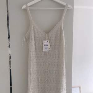 Lång stickad klänning från pull & bear i storlek M  Köpt för 399 (aldrig använd) säljs för 100 